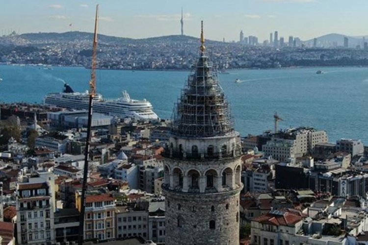 Galata'da 270 kiloluk alem aşağıya indirilecek