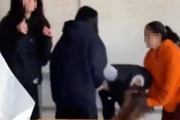 Sınıfta dehşet anları! 'Sa&ccedil;ın &ccedil;ok g&uuml;zelmiş' deyip tokat ve tekme attı