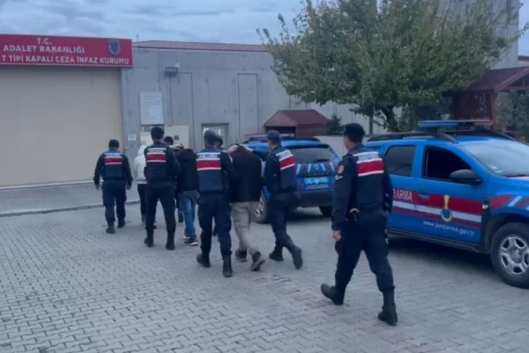 Balıkesir'de 16 d&uuml;zensiz g&ouml;&ccedil;men ve 3 organizat&ouml;r yakalandı