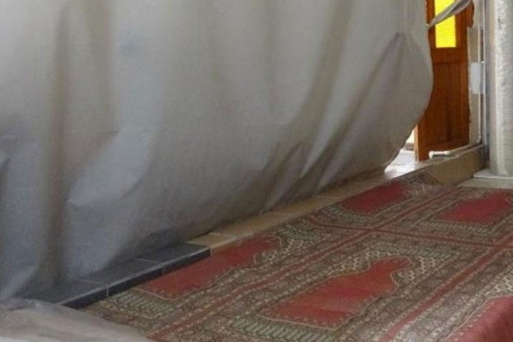 Vefat eden annesinin serveti halının i&ccedil;inden &ccedil;ıktı!