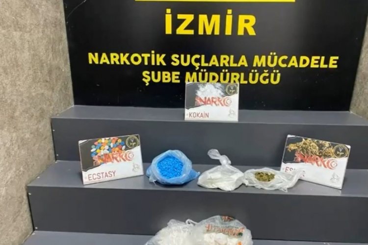 İzmir'de durdurulan ara&ccedil;tan 2 kiloya yakın kokain ele ge&ccedil;irildi