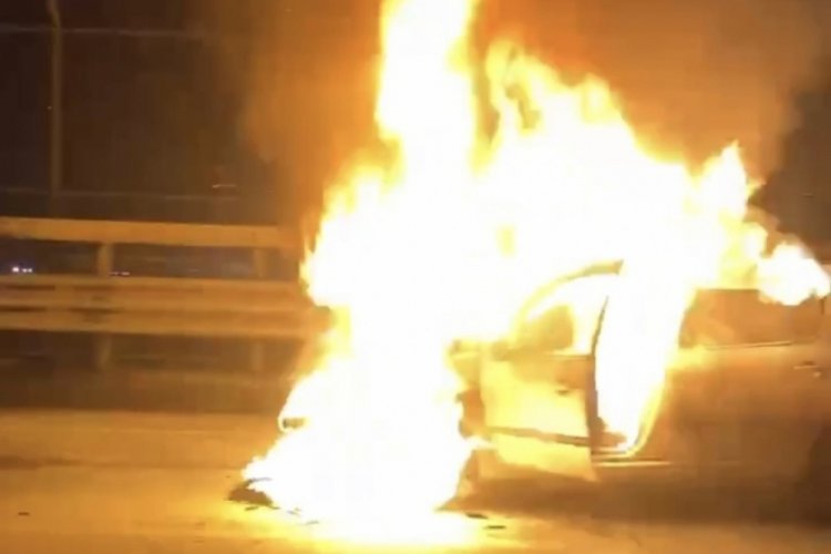 İstanbul'da otomobil alev alev yandı