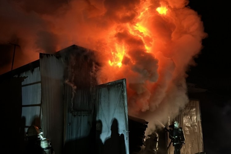 D&uuml;zce'de kereste fabrikasındaki yangın! 3,5 saatte s&ouml;nd&uuml;r&uuml;ld&uuml;