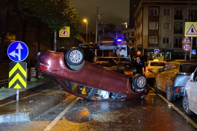 İstanbul'da otomobil takla attı! Ref&uuml;je &ccedil;arptı