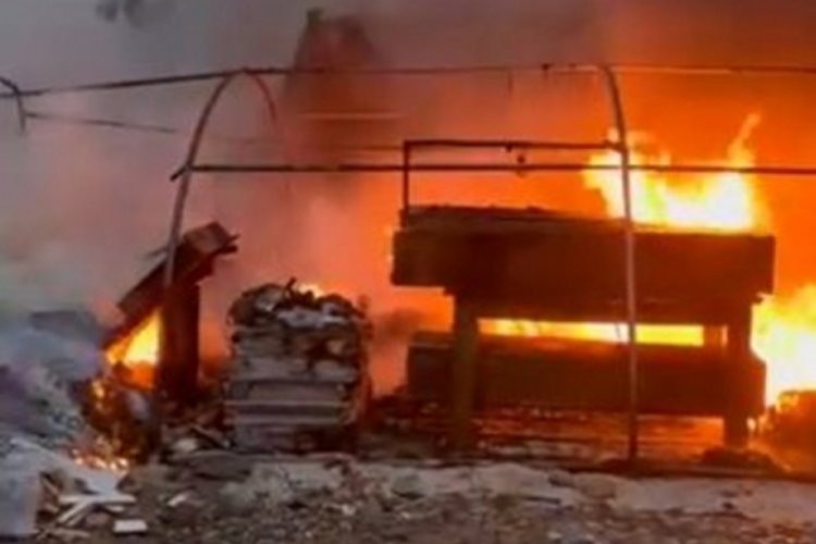 Hatay'da depremzedelerin &ccedil;adırları yangında k&uuml;l oldu