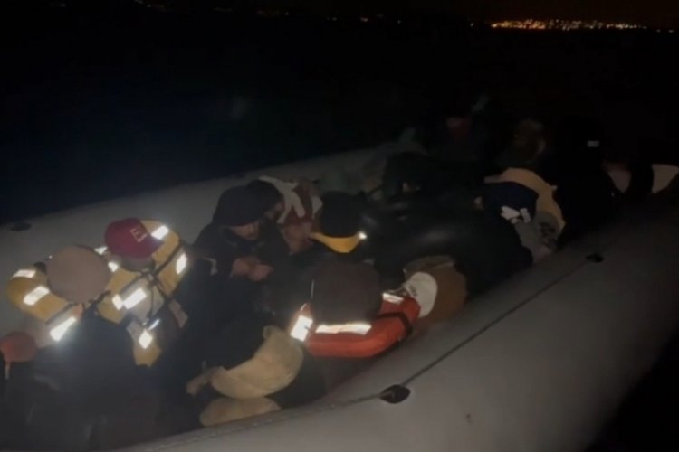 Balıkesir Ayvalık'ta 23 d&uuml;zensiz g&ouml;&ccedil;men yakalandı