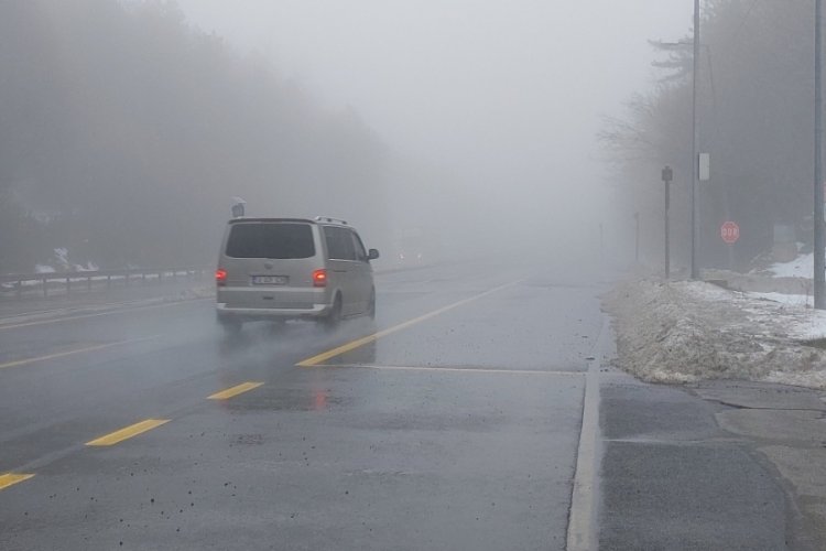 Bolu Dağı'nda sis! G&ouml;r&uuml;ş mesafesi yaklaşık 30 metreye kadar d&uuml;şt&uuml;.