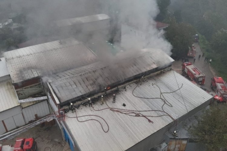 Bursa'da s&uuml;nger imalat ve depolama tesisinde yangın!