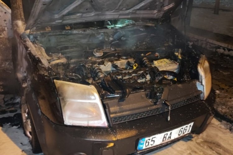 Van'da seyir halindeki kamyonet alev alev yandı