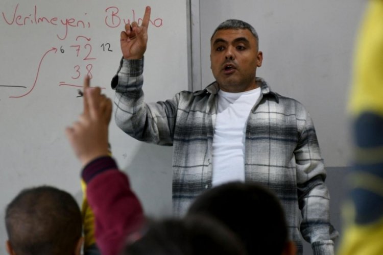 Depremzede Halil &ouml;ğretmen &ouml;ğrencilerini bırakmadı