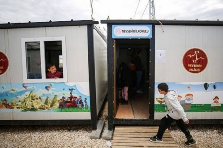 Deprem b&ouml;lgesindeki 1168 &ouml;ğretmen i&ccedil;in ders zili konteynerlerde &ccedil;alıyor