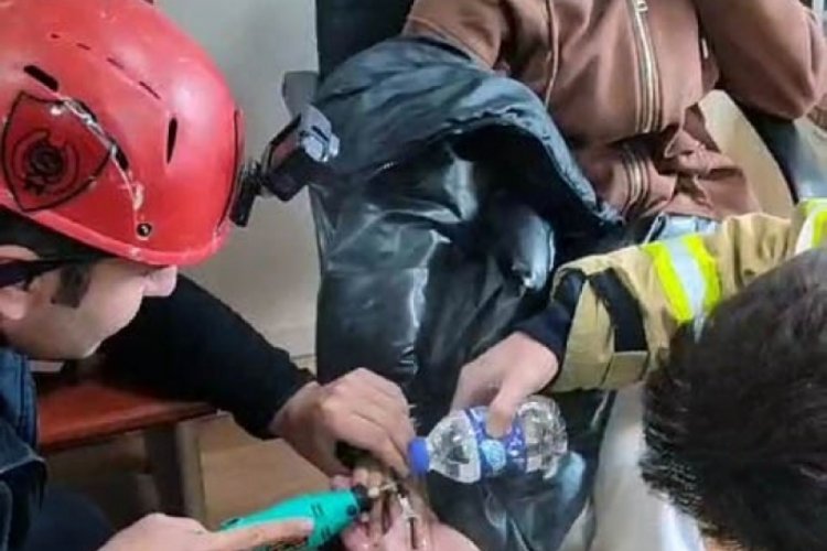 Karab&uuml;k'te parmağı fermuara sıkışan lise &ouml;ğrencisinin yardımına itfaiye yetişti
