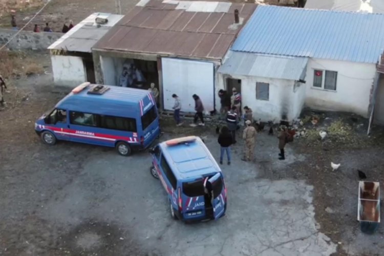 Kars'ta gecekonduda 15 ka&ccedil;ak g&ouml;&ccedil;men yakalandı