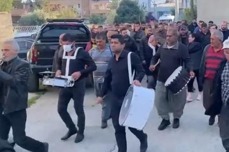 Mersin'de cenazede davul zurna &ccedil;alındı