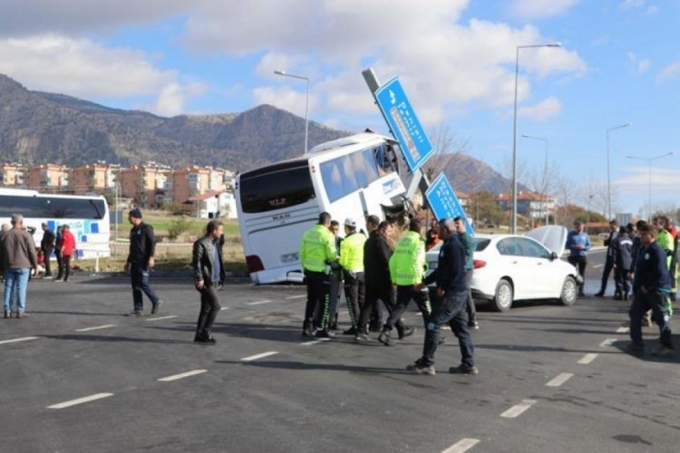 Denizli'de tur otob&uuml;s&uuml; ile otomobil &ccedil;arpıştı! 2'si ağır, 29 yaralı
