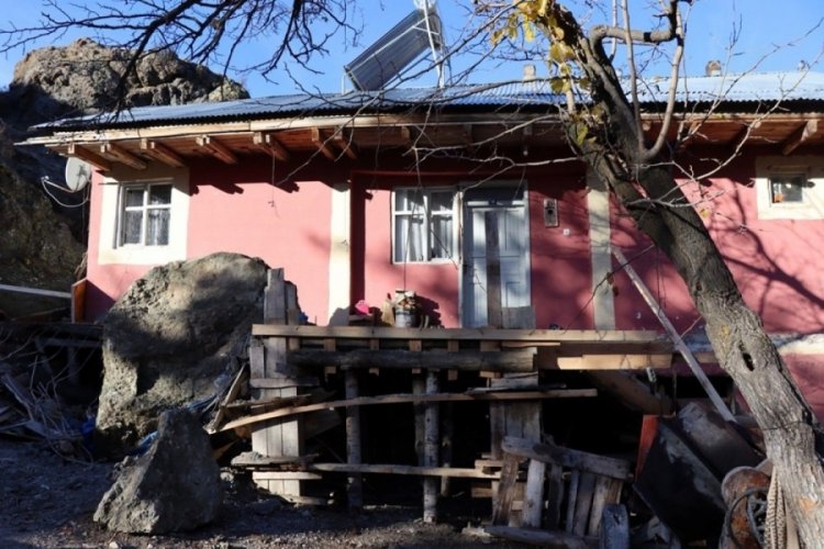 Erzurum'da dağdan kopan kaya balkona girdi