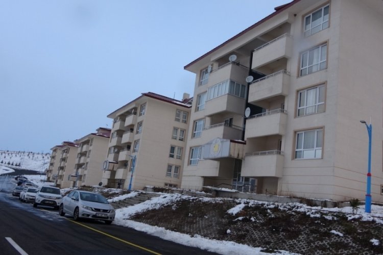 Ardahan &Uuml;niversitesinde camdan d&uuml;şen kadın hayatını kaybetti