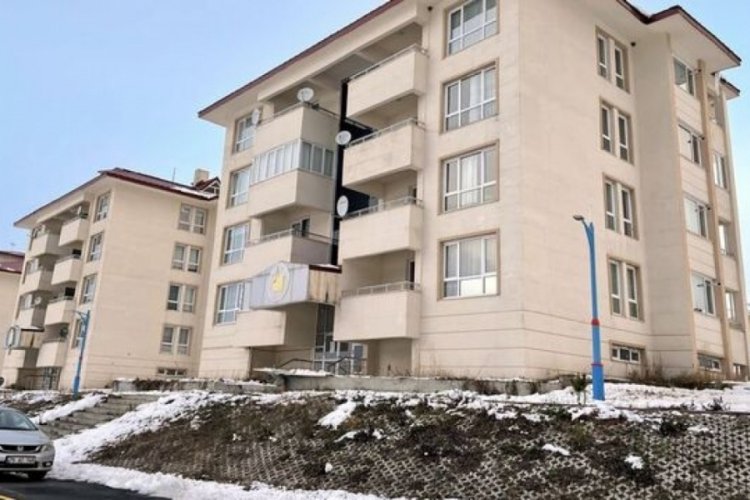 Ardahan'da akademisyenin eşi 4'&uuml;nc&uuml; kattan d&uuml;şt&uuml;