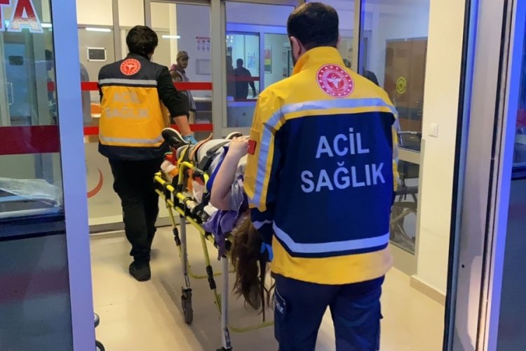 Bursa Orhangazi'de ana yol &uuml;zerinde kamyonetin &ccedil;arptığı anne ile kızı yaralandı