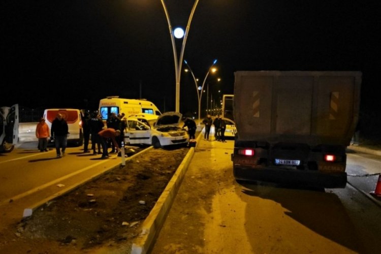 Erzincan'da kamyon ve otomobil &ccedil;arpıştı: 2 &ouml;l&uuml;, 4 yaralı