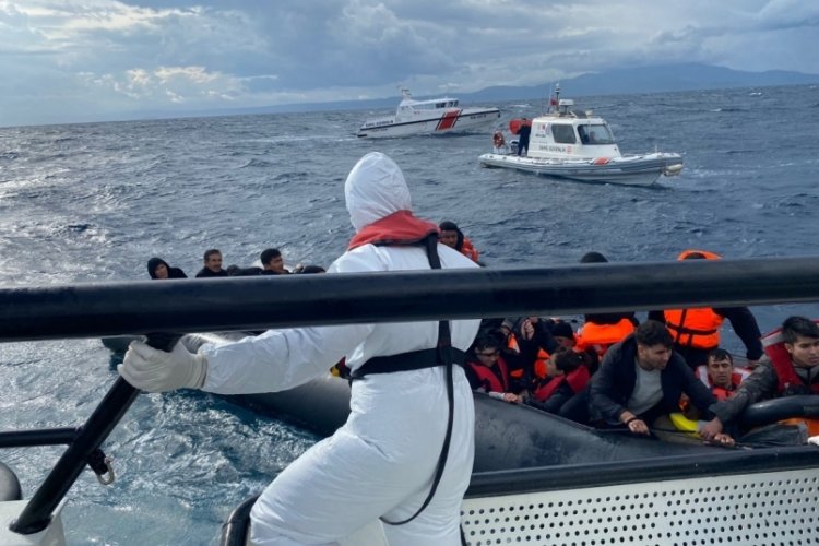 Ayvalık'ta 45 d&uuml;zensiz g&ouml;&ccedil;men kurtarıldı
