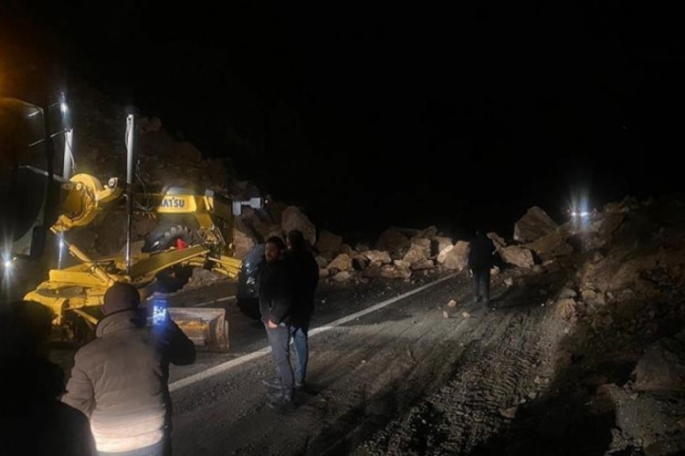 Artvin'de heyelan sebebiyle kar yolu kapandı