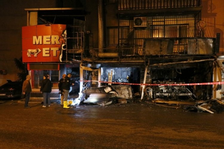 İzmir'de yangın &ccedil;ıkan d&uuml;kkan kullanılamaz hale geldi