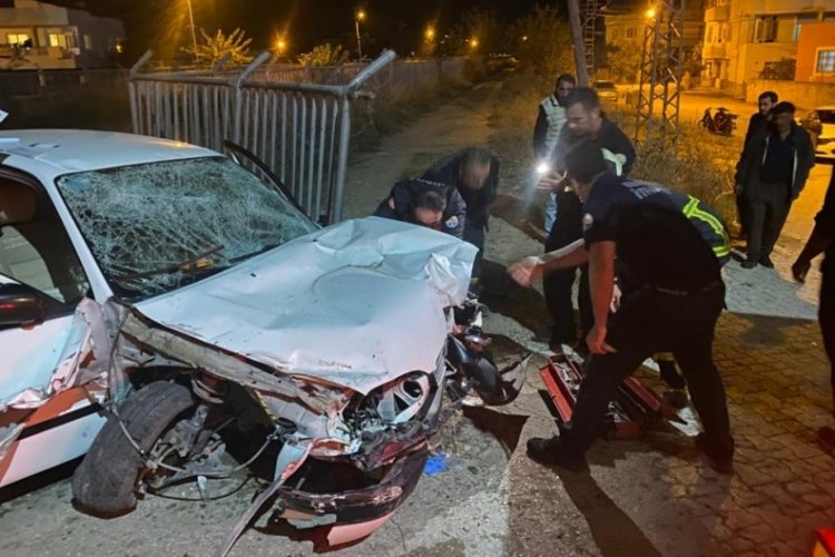 Adana'da otomobil yayalara &ccedil;arptı! Yaralılar var