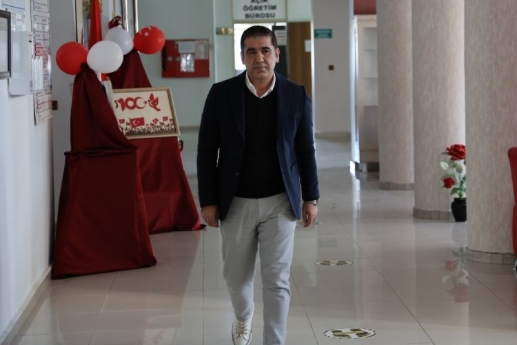 14 saat enkazda kalan &ouml;ğretmen aynı yerde g&ouml;revine devam ediyor