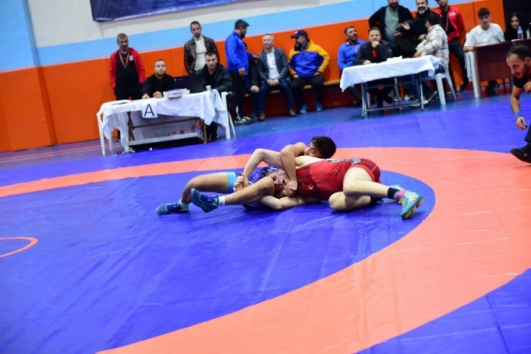 2. Geleneksel Reşit Karabacak G&uuml;reş Turnuvası'nda nefes kesen m&uuml;sabaka