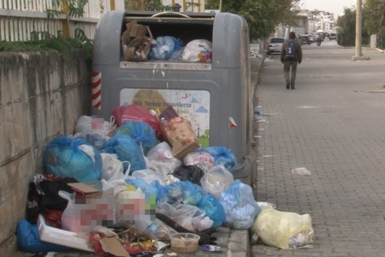 İzmir &Ccedil;iğli'nin her k&ouml;şe başı &ccedil;&ouml;p yığını, kenti k&ouml;t&uuml; koku sardı
