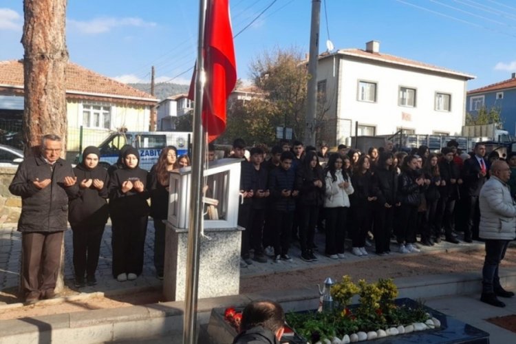 PKK'lı ter&ouml;ristlerin şehit ettiği Ayb&uuml;ke &ouml;ğretmenin mezarı başında anma