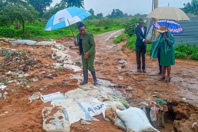 Kenya'da taşan nehirden ge&ccedil;meye &ccedil;alışan 7 kişi kayboldu