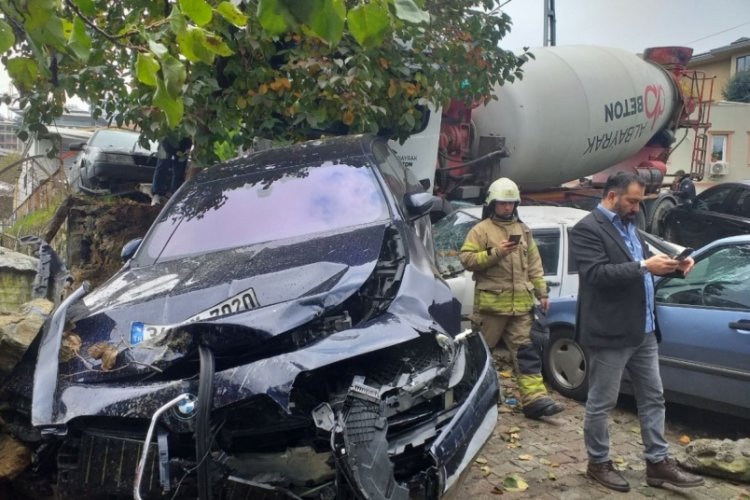 İstanbul'da kayan beton mikseri 7 araca zarar verdi