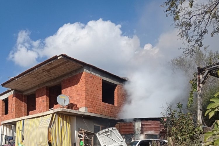 Burdur'da kalorifer kazanı patladı, alevler eve sı&ccedil;radı
