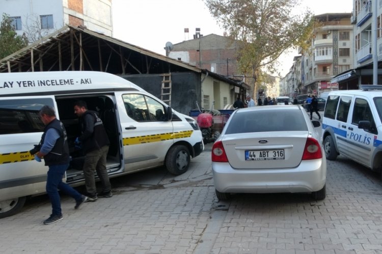 Evinin tadilatını yapan iş&ccedil;ilere kurşun yağdırdı