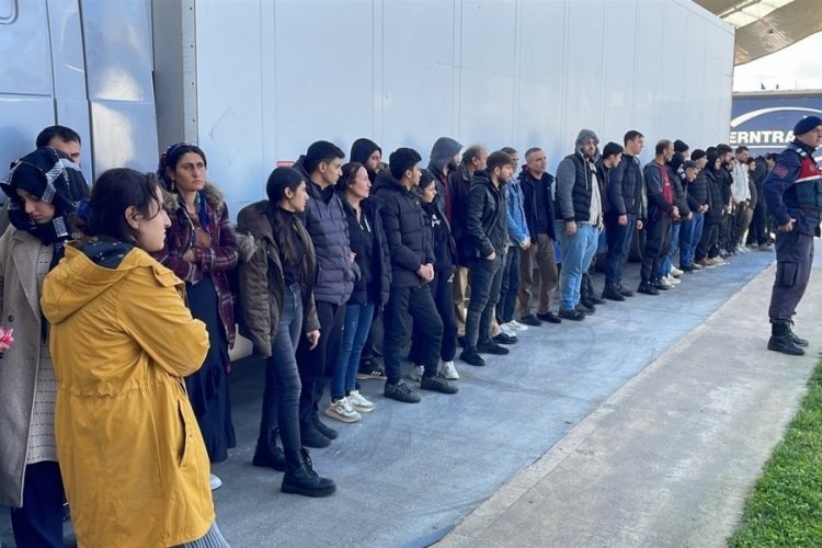 Edirne'de tırda nefes alamayan ka&ccedil;ak g&ouml;&ccedil;menler, jandarmayı aradı