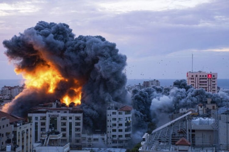 Hamas'ın serbest bıraktığı 13 İsrailli esir, İsrailli yetkililerle buluştu