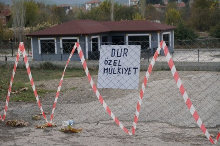 &Ccedil;orum'da arazisinden ge&ccedil;en yolu mahkeme kararıyla kapattırdı
