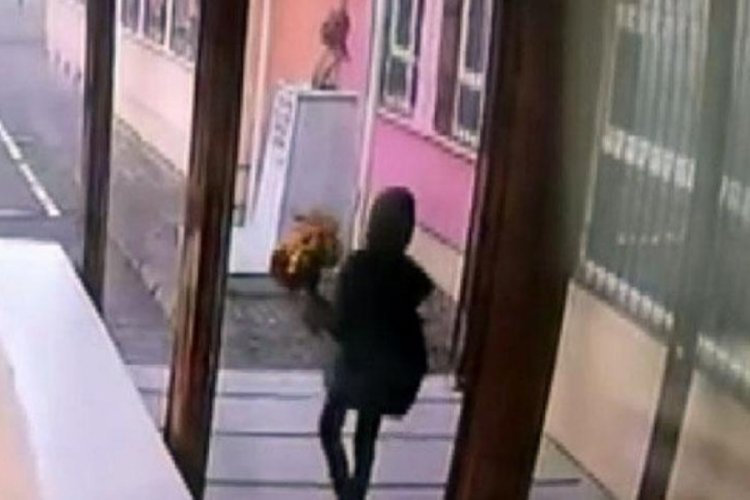 Kocaeli'de bir &ouml;ğrenci Atat&uuml;rk'&uuml;n &ouml;ğretmenler g&uuml;n&uuml;n&uuml; kutladı