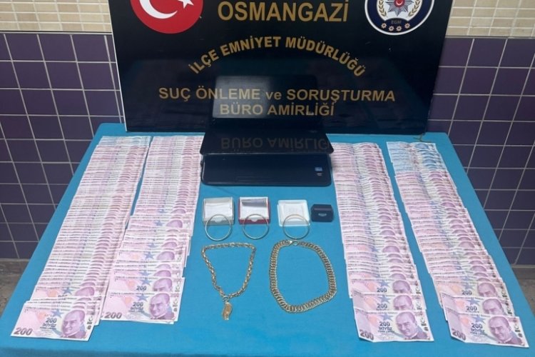 Bursa'da  2 saatte toplam 900 bin TL'lik hırsızlık yapan ş&uuml;pheliler yakalandı
