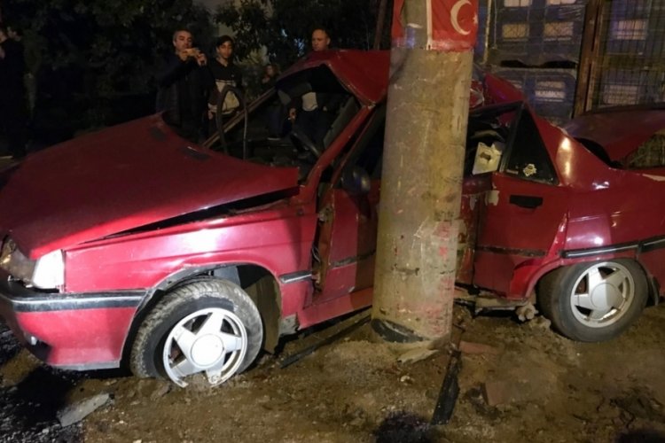 Sakarya'da beton direğe &ccedil;arpan otomobilin s&uuml;r&uuml;c&uuml;s&uuml; yaşamını yitirdi