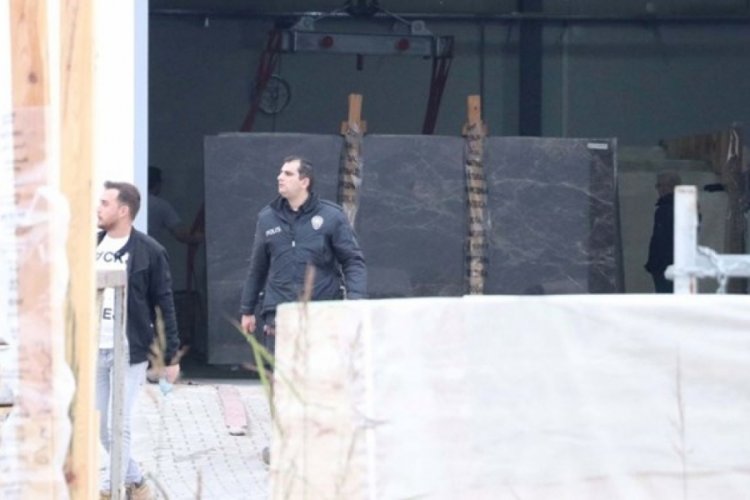 &Uuml;zerine mermer blok d&uuml;şen iş&ccedil;i &ouml;ld&uuml;
