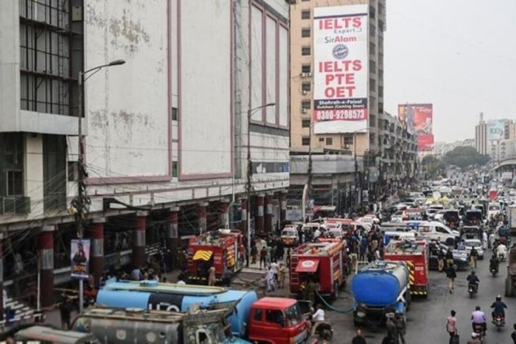 Pakistan'da alışveriş merkezi yangını! 11 &ouml;l&uuml;