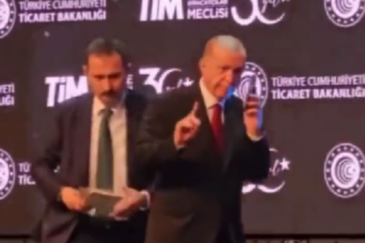 Cumhurbaşkanı Erdoğan, gelen acil telefon nedeniyle sahneden indi!