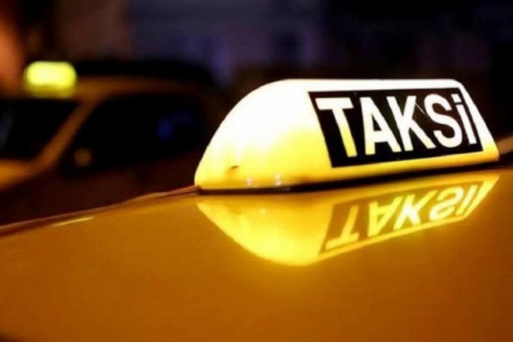 İstanbul'da turisti g&ouml;r&uuml;nce aracındaki m&uuml;şteriyi indirdi! Pahalıya mal oldu