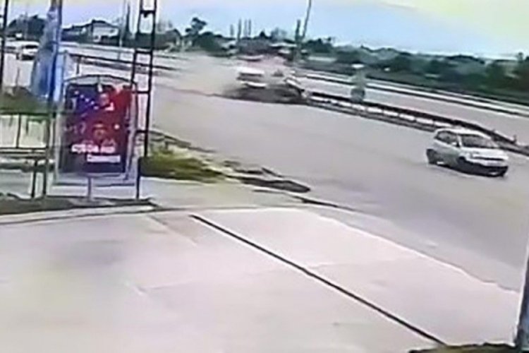 Amasya'da  hafif ticari ara&ccedil;la &ccedil;arpışan ara&ccedil; bariyere ve aydınlatma direğine &ccedil;arptı