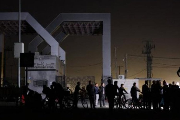 İsrail, Filistinli mahkumları bekleyenlere saldırdı: 2 yaralı