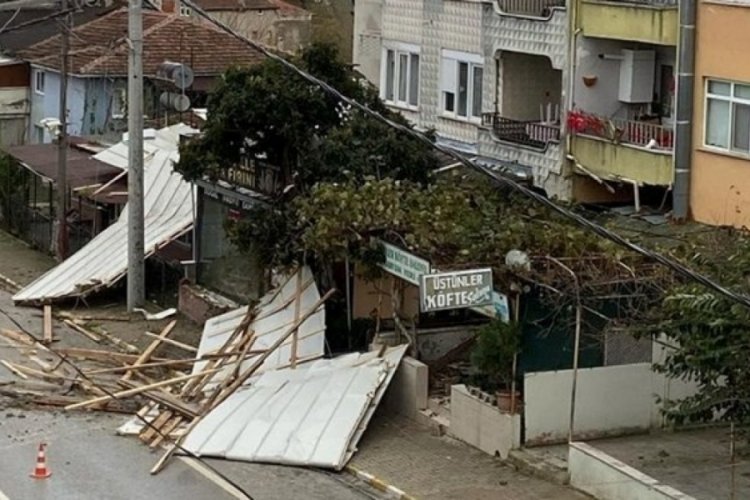 Yalova'da &ccedil;atı u&ccedil;tu! 2 kişi yaralandı