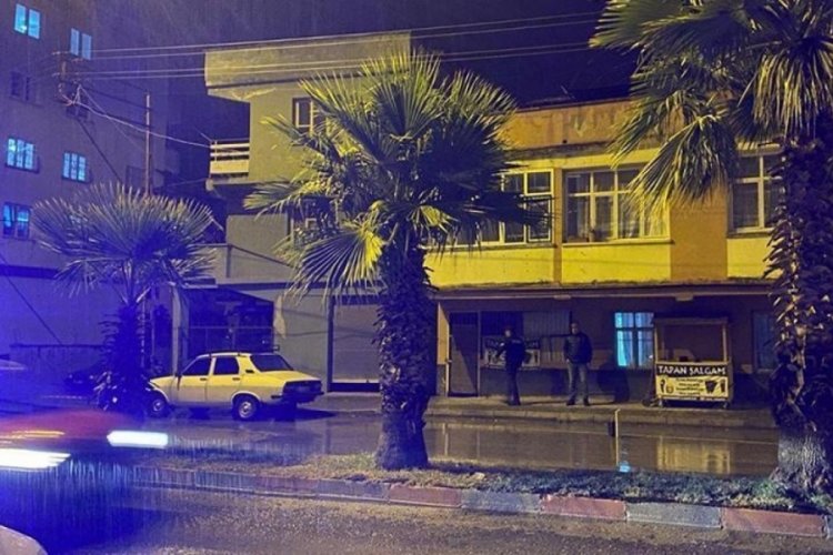 Adana'da  kavgayı uzaktan izleyen gen&ccedil; "Ne bakıyorsun?" denilerek vuruldu